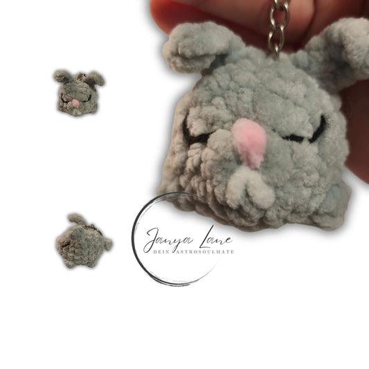 🩶 Schlüsselanhänger Peanut | der kleine Hase mit der geheimen Lakritz Leidenschaft 🐰| Farbe hellgrau